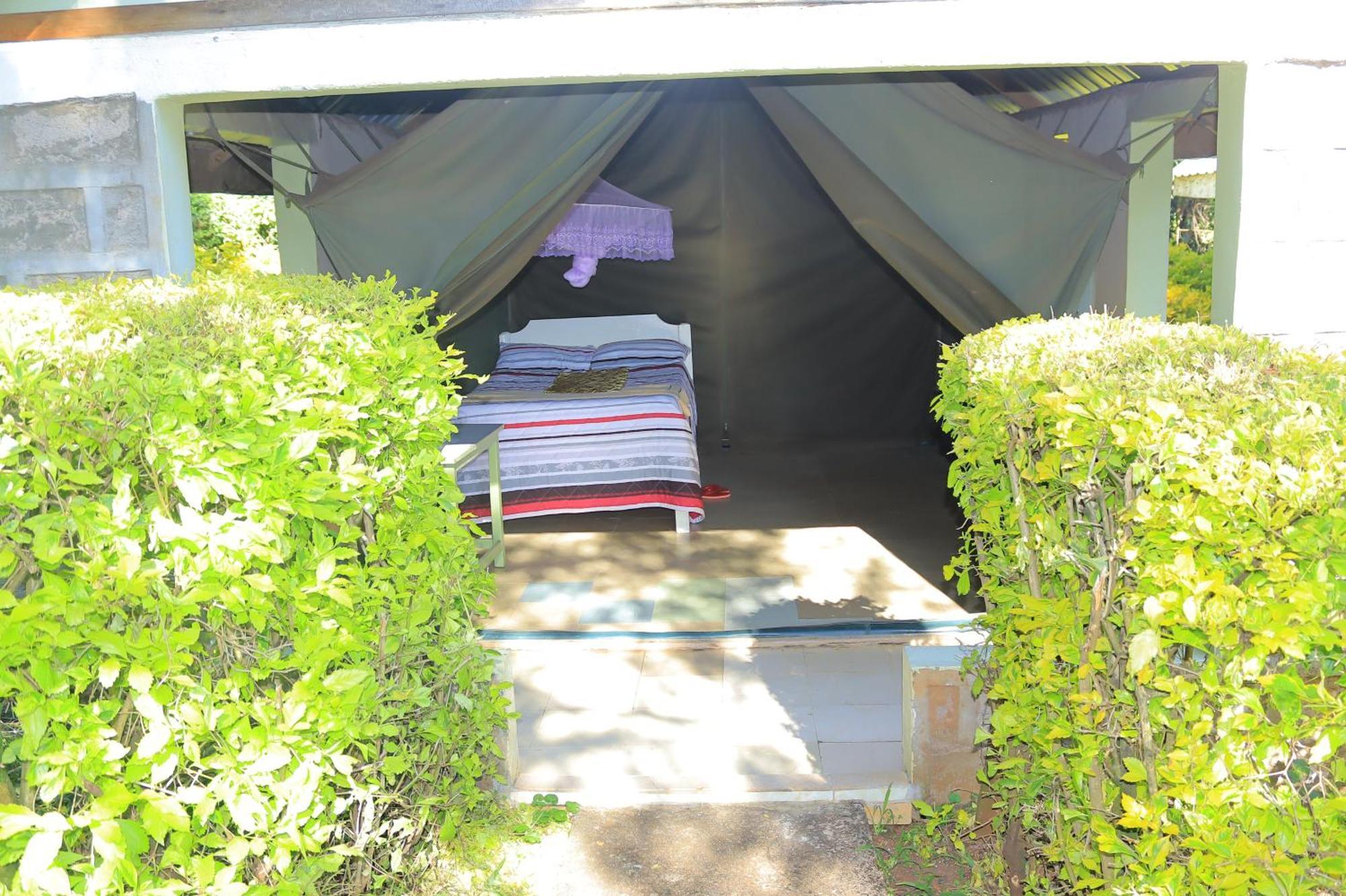 Rhino Tourist Camp Hotel Ololaimutiek Екстериор снимка