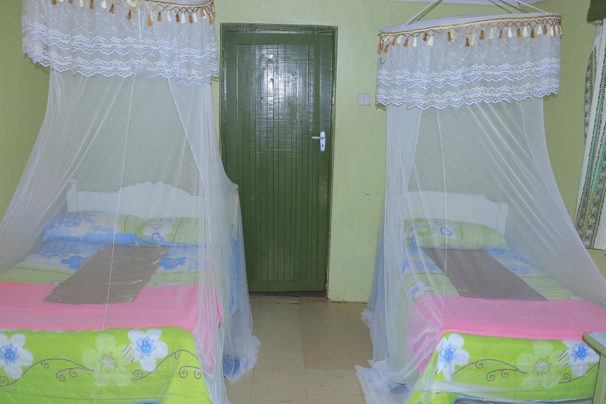 Rhino Tourist Camp Hotel Ololaimutiek Екстериор снимка