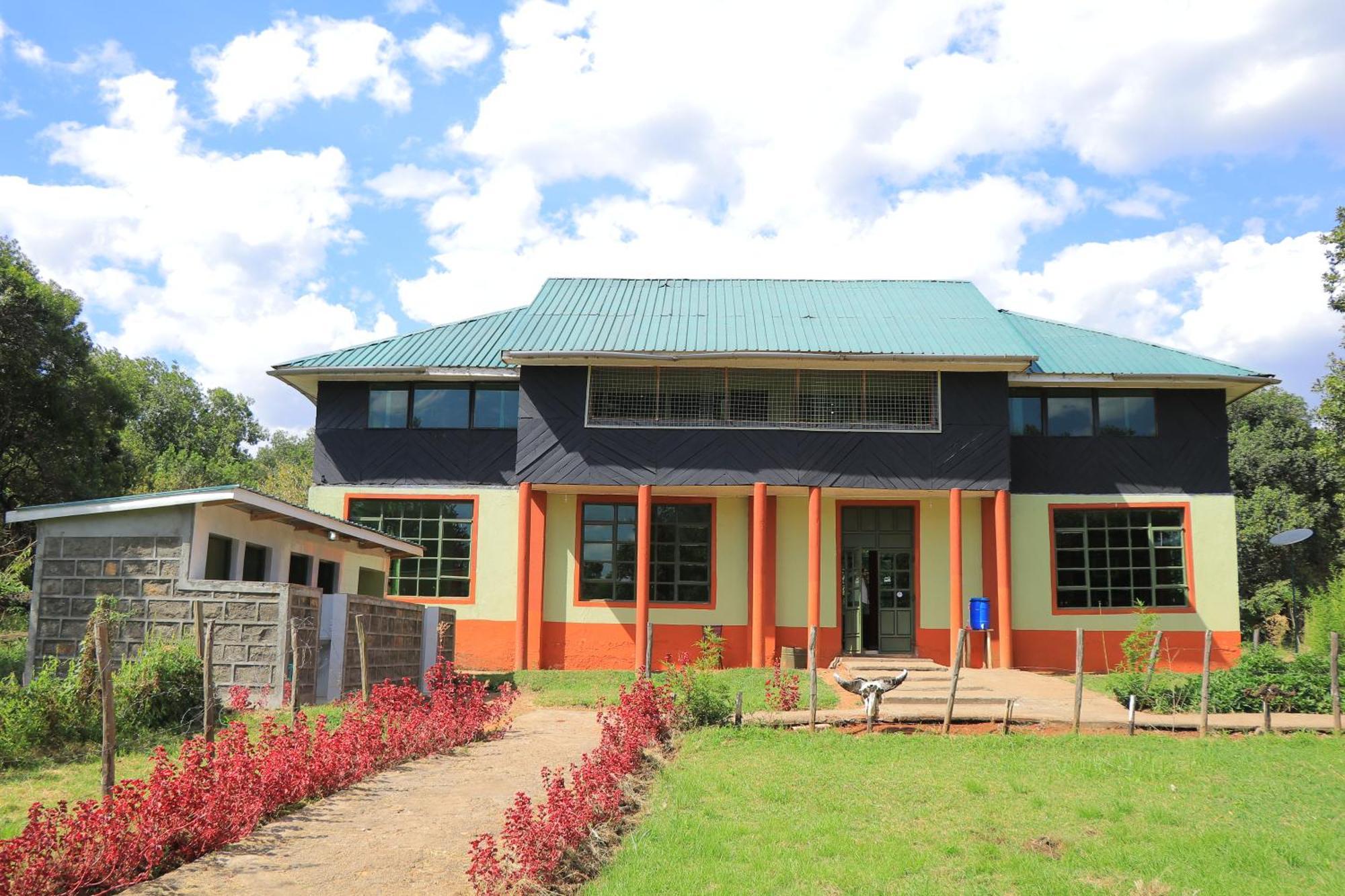 Rhino Tourist Camp Hotel Ololaimutiek Екстериор снимка