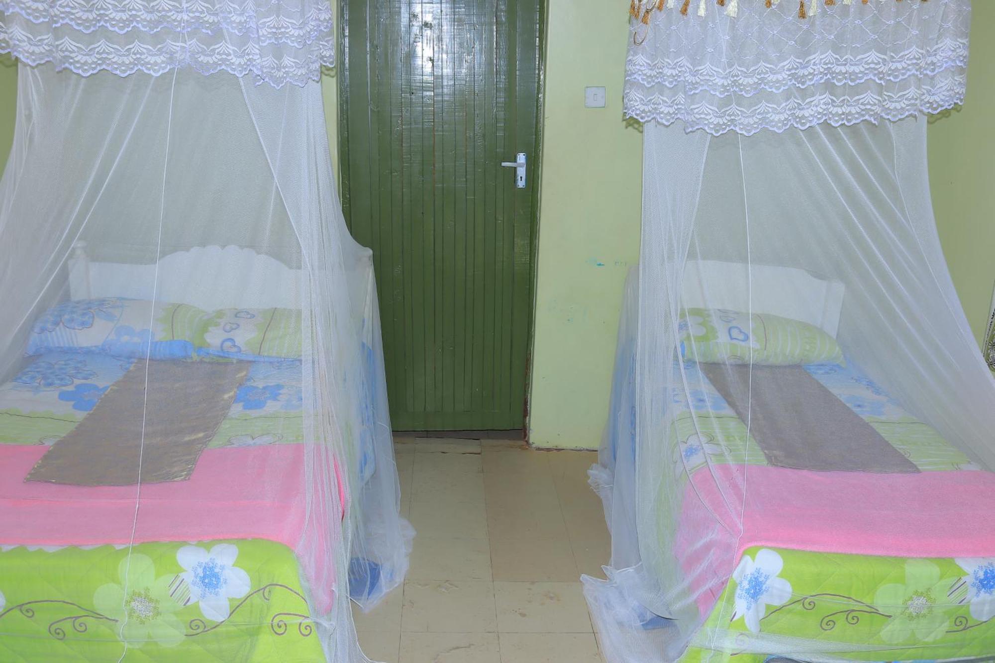 Rhino Tourist Camp Hotel Ololaimutiek Екстериор снимка