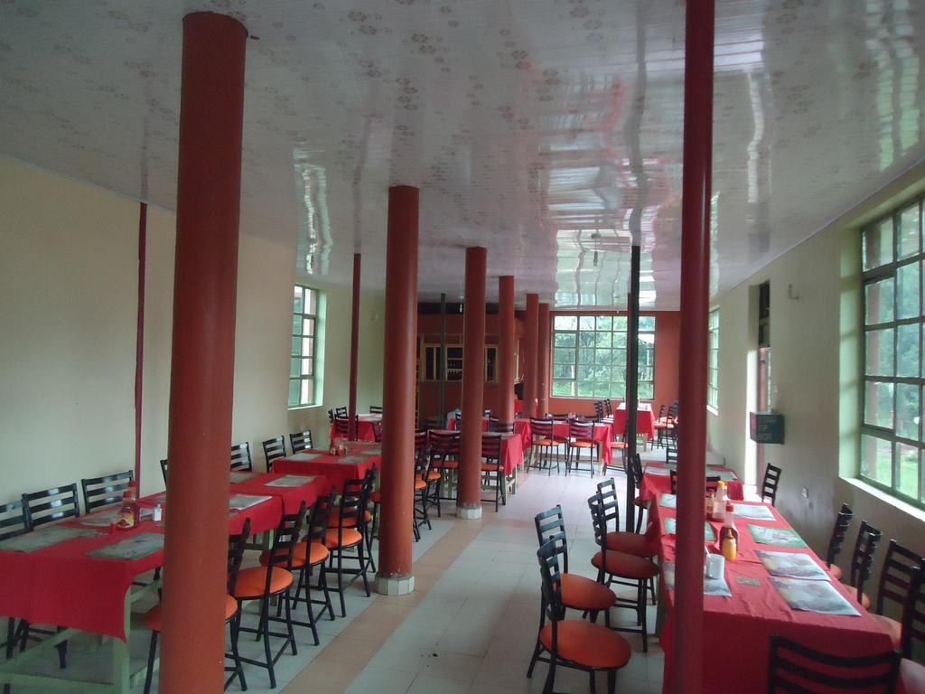 Rhino Tourist Camp Hotel Ololaimutiek Екстериор снимка