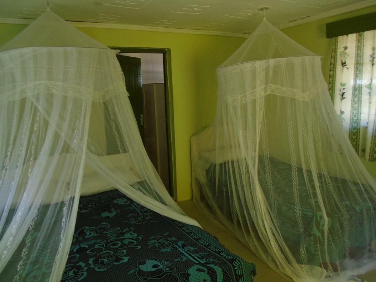 Rhino Tourist Camp Hotel Ololaimutiek Екстериор снимка