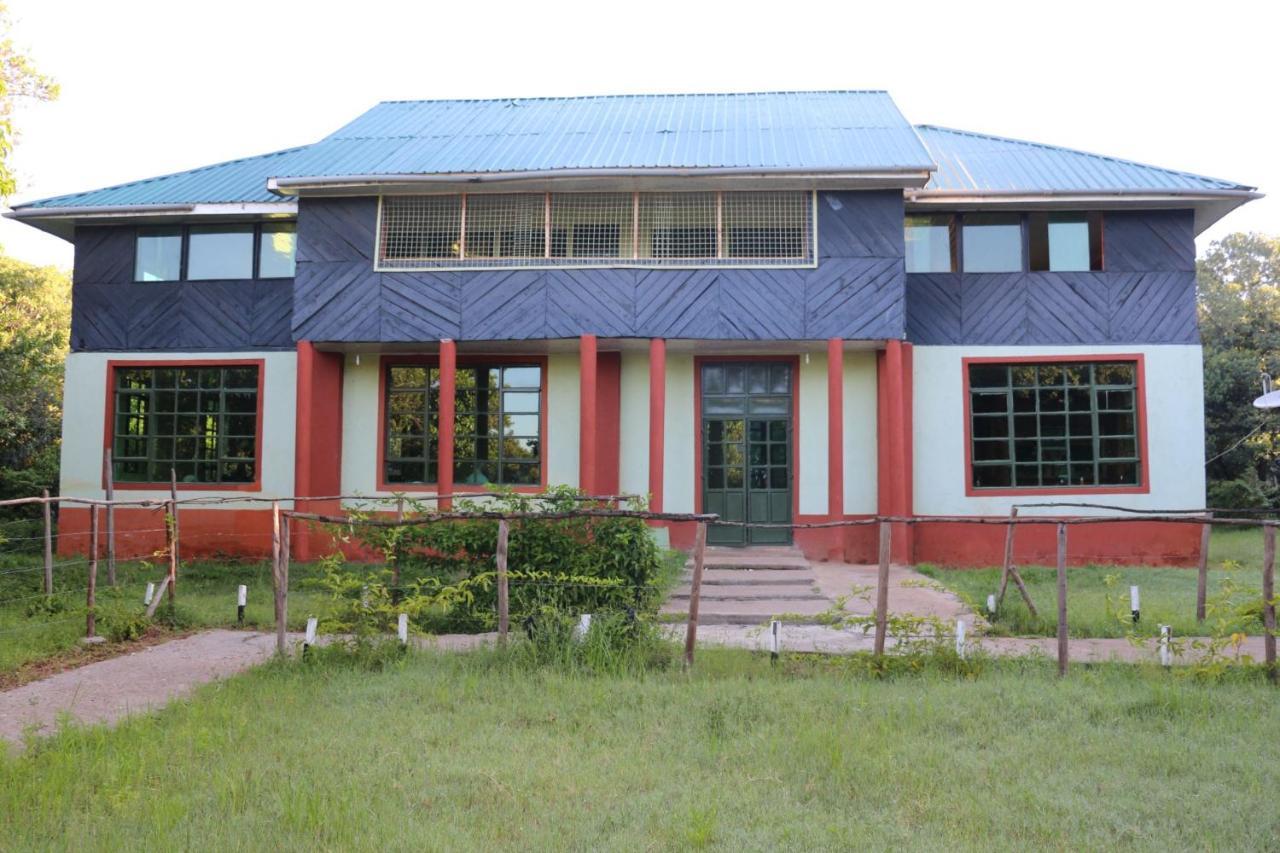 Rhino Tourist Camp Hotel Ololaimutiek Екстериор снимка